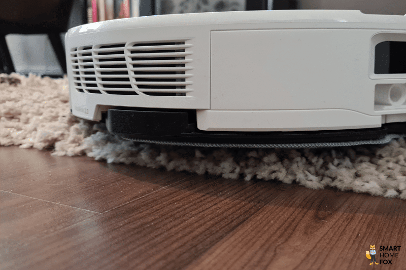 Моющая пластина Roborock S8 Pro Ultra при уборке ковров поднимается на 5 мм.